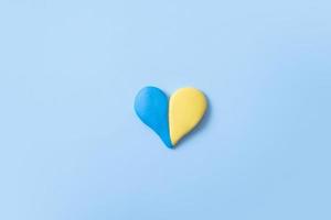 hartvorm van geelblauwe kleuren van de Oekraïense vlag. vrede in Oekraïne concept foto
