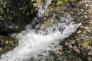 stromende waterval riviermeer hemsila in hemsedal, noorwegen. foto