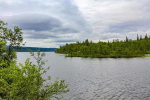 stromend prachtig riviermeer hemsila in ulsak, hemsedal, noorwegen. foto