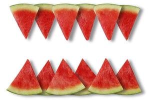 watermeloen plakjes op een witte achtergrond met kopie ruimte. foto