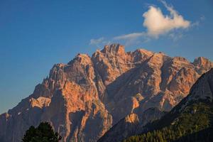 uitzicht op de dolomieten in de buurt van colfosco, zuid-tirol, italië foto