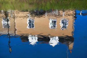reflecties in de oude rivier de nene in maart, cambridgeshire foto