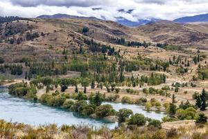 platteland langs de waitaki-rivier bij aviemore in nieuw-zeeland foto