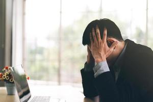 zakelijke aziatische man stress van de uitbraak van het coronavirus over de wereldfinanciën. foto