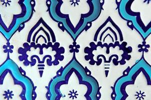 bord met oriënteer blauw en wit patroon op houten ondergrond foto