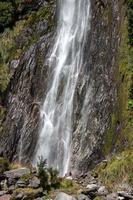 schilderachtig uitzicht op Thunder Creek Falls in Nieuw-Zeeland foto