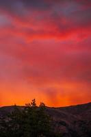 vurige zonsondergang bij wanaka in nieuw-zeeland foto