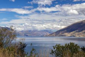 schilderachtig uitzicht op Lake Wanaka in de zomer foto