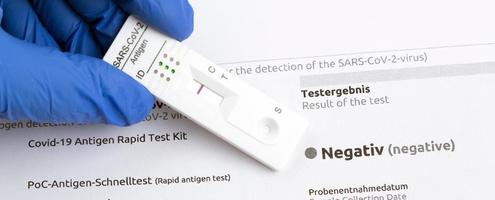 negatief testresultaat door gebruik van sneltestapparaat voor covid-19. foto