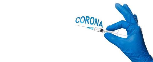 hand met spuit met vaccin tegen corona virus. foto