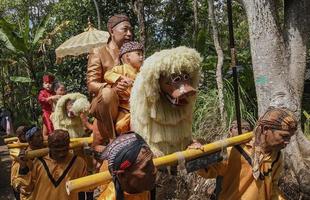 cianjur regentschap, west java indonesië, 2022 - Sundanese kunst genaamd sisingaan. foto