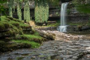 uitzicht op de askrigg-waterval in het yorkshire dales national park foto