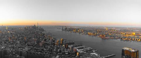 panoramisch uitzicht op de skyline van new york en uitzicht op de rivier foto