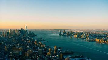 de skyline van Manhattan samen met het uitzicht op de rivier vanaf een afstand gezien foto