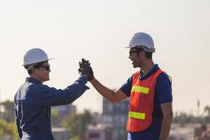 ingenieur en arbeider ziel broer handdruk, duim sluiting handdruk of homie handdruk, gelukkig voorman team slaan de handen ineen, succes en teamwork concepten foto