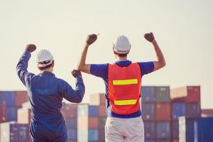 bedrijfsingenieur man en arbeider voorman viering succes geluk op een containerlading, succes en teamwork concept foto