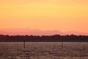 meerlandschap met kleurrijke zonsondergang foto