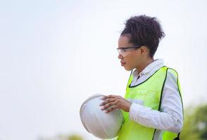 vrolijke fabrieksarbeider vrouw in harde hoed glimlachend, geluk vrouwelijke ingenieurs voor concept foto