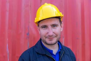 vrolijke fabrieksarbeider man in harde hoed glimlachend en kijkend naar de camera met vreugde, geluk concept foto