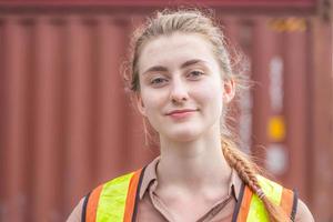 vrolijke fabrieksarbeider vrouw glimlachend en kijkend naar camera, geluk vrouwelijke ingenieurs concept foto