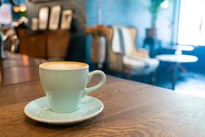 hete latte koffiekopje op tafel foto