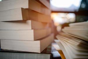 boek op het bureau geplaatst veel boeken, prachtige kleuren om te studeren, kennis, onderwijs - afbeeldingen foto