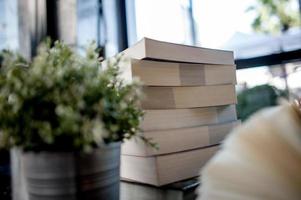 boek op het bureau geplaatst veel boeken, prachtige kleuren om te studeren, kennis, onderwijs - afbeeldingen foto