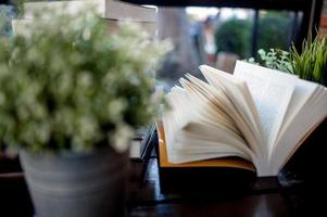 boek op het bureau geplaatst veel boeken, prachtige kleuren om te studeren, kennis, onderwijs - afbeeldingen foto