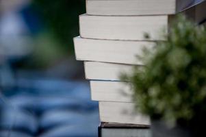 boek op het bureau geplaatst veel boeken, prachtige kleuren om te studeren, kennis, onderwijs - afbeeldingen foto