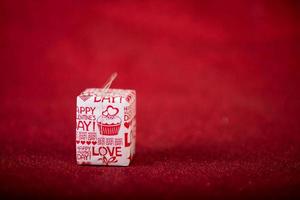 rode achtergrondafbeelding en geschenkdoos Valentijnsdag concept foto