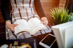 hand en boek van jonge vrouwen leest boeken voor onderwijsonderwijsconcept foto