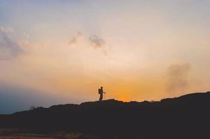 berg silhouet de zon, de lucht en het leven silhouet concept foto