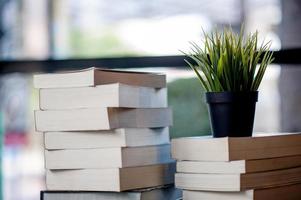 boek op het bureau geplaatst veel boeken, prachtige kleuren om te studeren, kennis, onderwijs - afbeeldingen foto