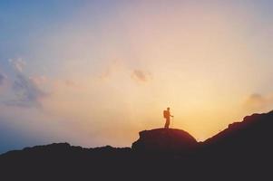 berg silhouet de zon, de lucht en het leven silhouet concept foto