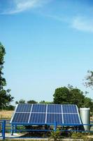 zonnecellen zetten zonne-energie van de zon om in energie. zonnecelconcept met exemplaarruimte foto