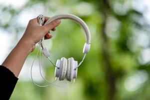 hand- en witte koptelefoon, apparaten om dagelijks naar muziek te luisteren muziek en muziekconcepten foto