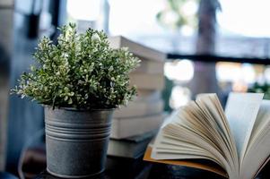 boek op het bureau geplaatst veel boeken, prachtige kleuren om te studeren, kennis, onderwijs - afbeeldingen foto