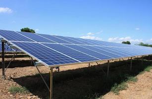 zonnepanelen tegen de diepblauwe lucht foto