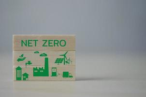 houten kubusblok netto nul koolstofneutraal concept. groen pictogram op de achtergrond. foto