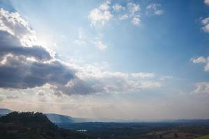 schemeringhemel met silhouetberg in thailand. foto