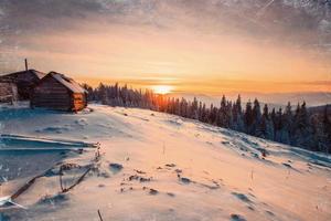 fantastische winter meteorenregen en de met sneeuw bedekte bergen. vi foto