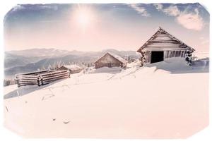 chalet in de bergen. vintage-effect foto