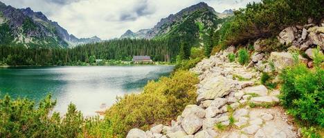 de zonsopgang boven een meer in de hoge tatra's van het park. sjtrbske pleso, foto