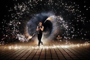 geweldige vuurshow 's nachts foto