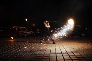 geweldige vuurshow 's nachts foto