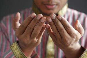 moslim man houdt hand in gebedsgebaren tijdens ramadan, close-up foto