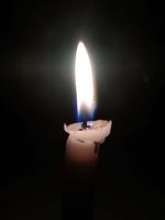 close-up van het aansteken van kaarsen in het donker foto