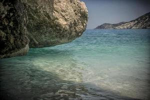 prachtige azuurblauwe wateren van het Myrtos-strand op het eiland Kefalonia foto