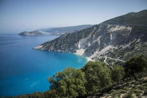 prachtig Myrtos-strand op het eiland Kefalonia van bovenaf gezien foto