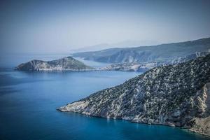 prachtig Myrtos-strand op het eiland Kefalonia van bovenaf gezien foto